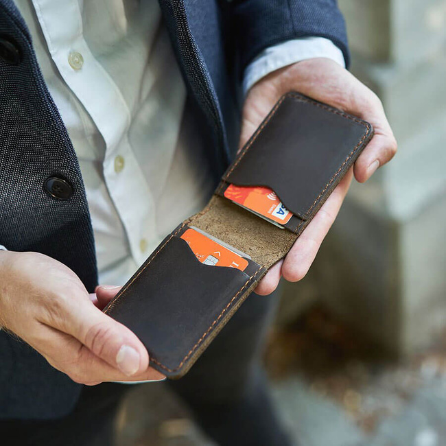 Skórzany cienki portfel slim wallet BRODRENE SW02DB ciemnobrązowy